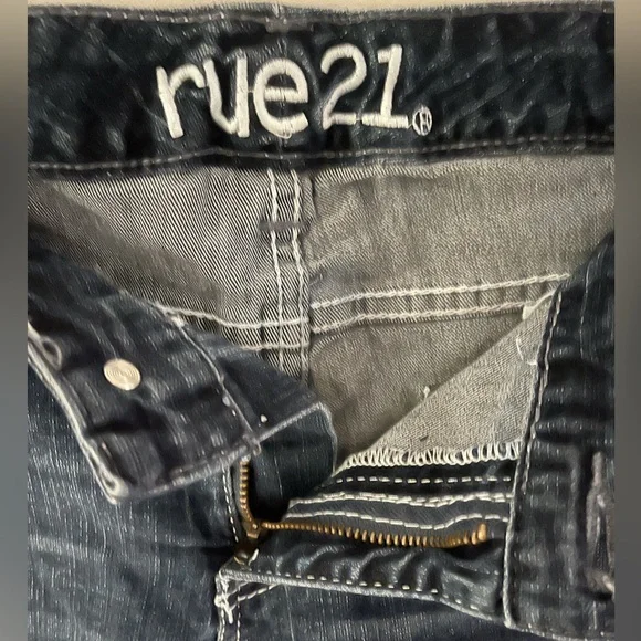 Rue21 Women's Dark Denim Frayed Shorts 15/16 Curvy - Picture 4 of 5